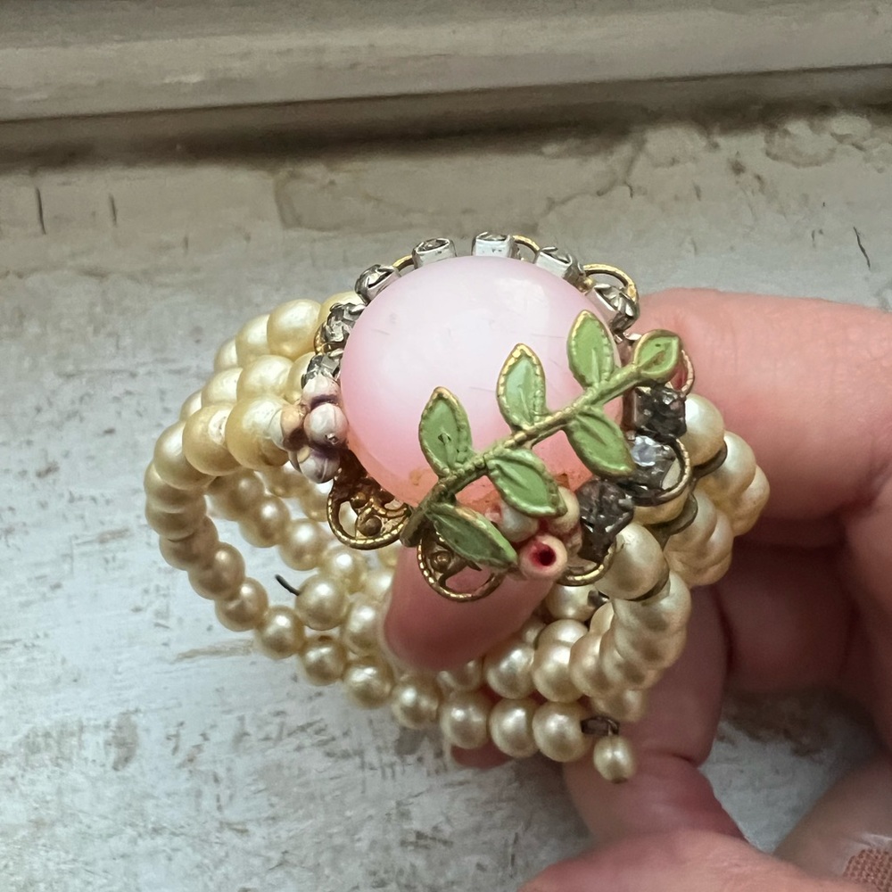 *Rare Find* 1940’s Vintage Flower clip-on earrings and matching cuff - Picture 8 of 13